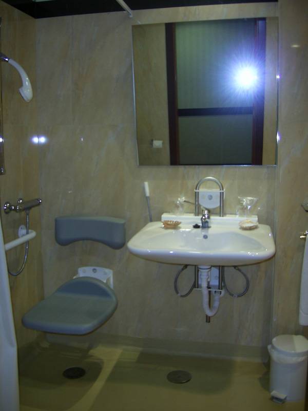 Ducha del cuarto de baño de la habitación adaptada con ducha homologada