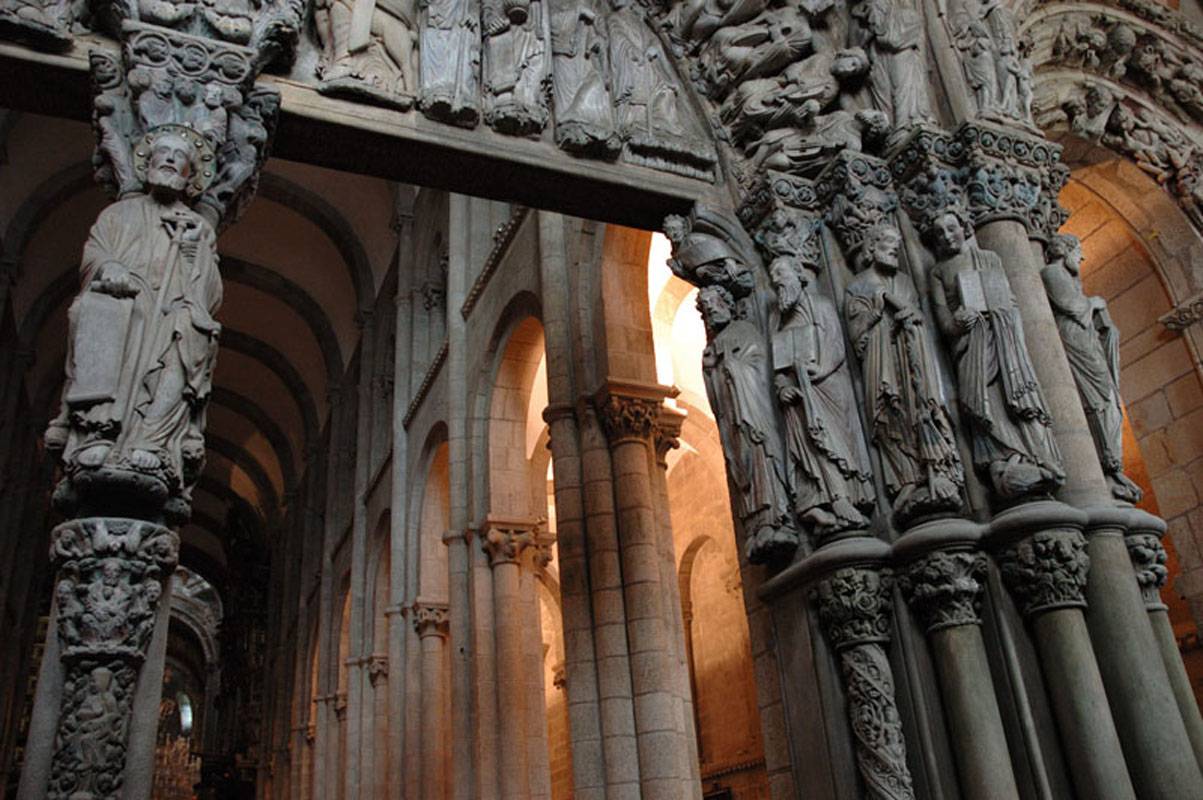 Columnas y capiteles con imágenes de los Apóstoles