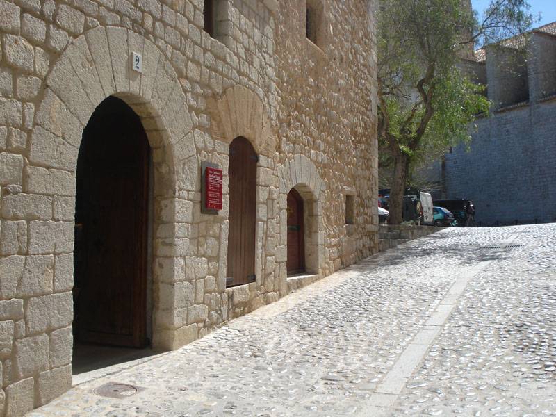 Calle de acceso y fachada principal