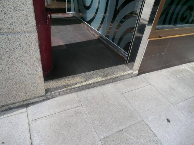 Puerta de acceso al interior del restaurante