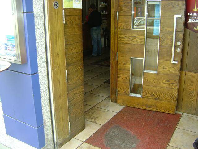 Puerta de acceso al interior del restaurante