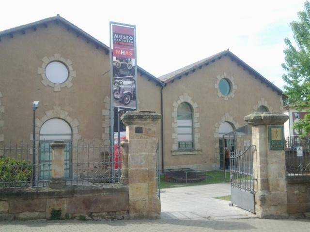 Museo de La Automoción de Salamanca - Fachada principal y acceso al edificio.