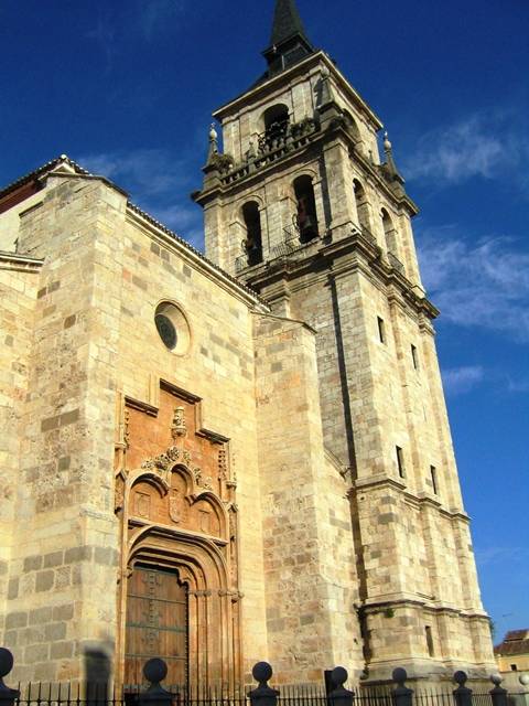 Santa e Insigne Catedral Magistral de Los Santos Justo y Pastor - Fachada