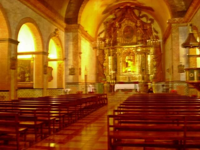 Frontal interior y altar