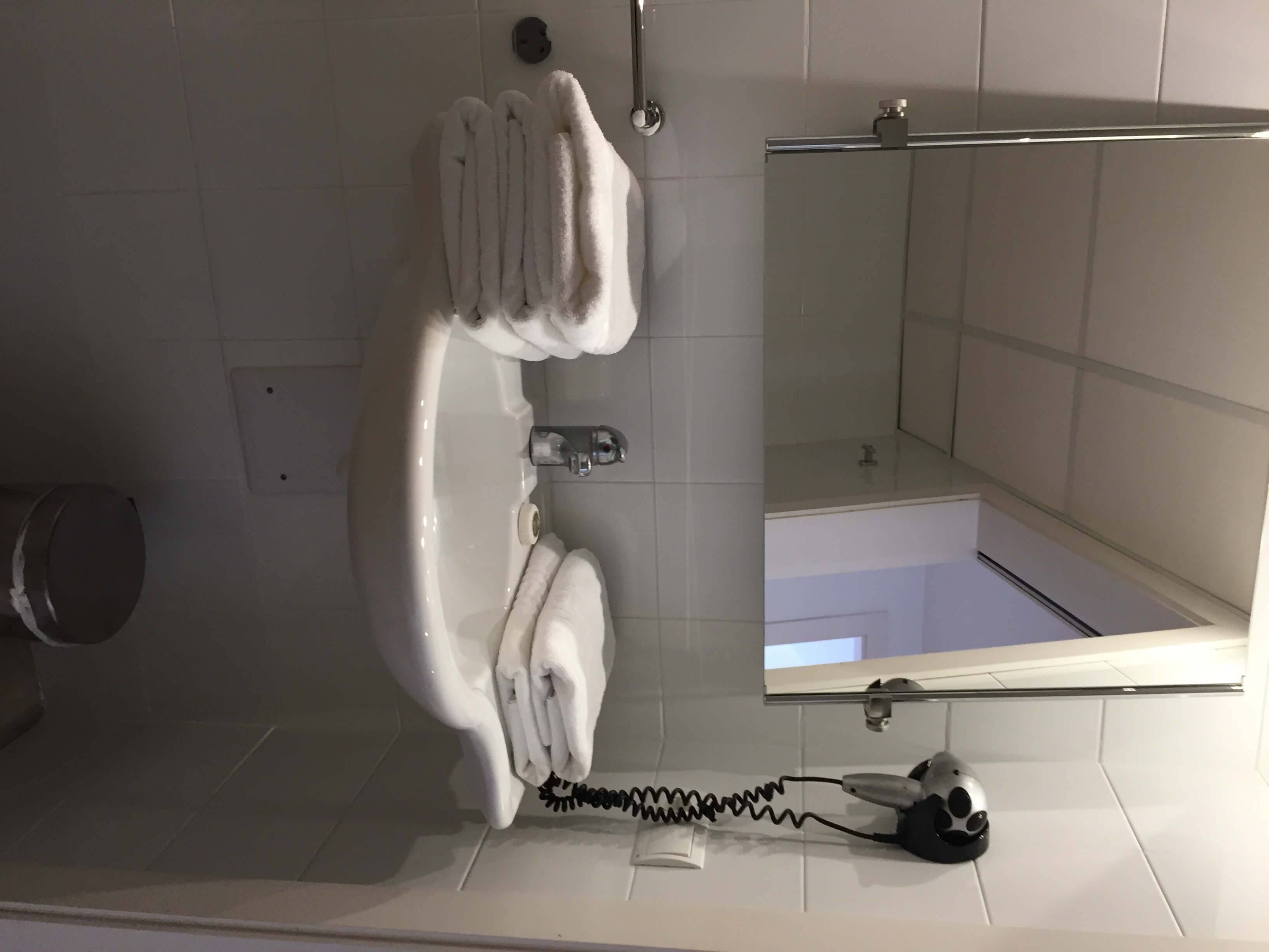 lavabo del cuarto de baño de la habitación adaptada