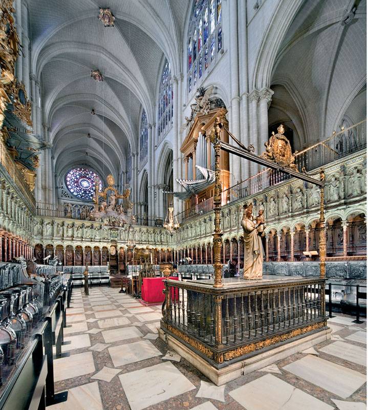 Interior del coro con altar central