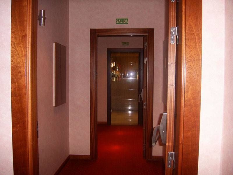 Pasillos interiores y ascensor