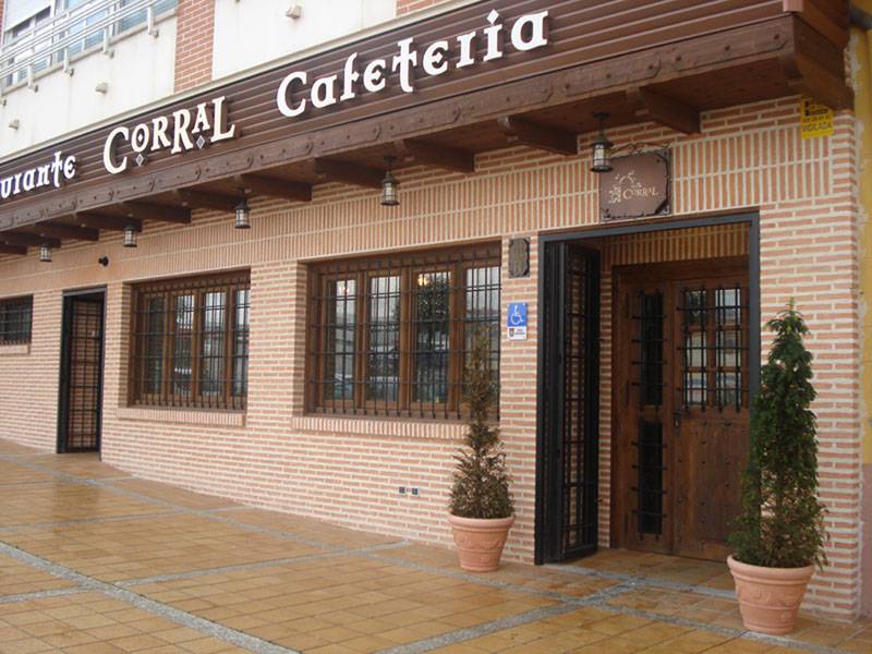 Restaurante Corral - Fachada y acceso al establecimiento