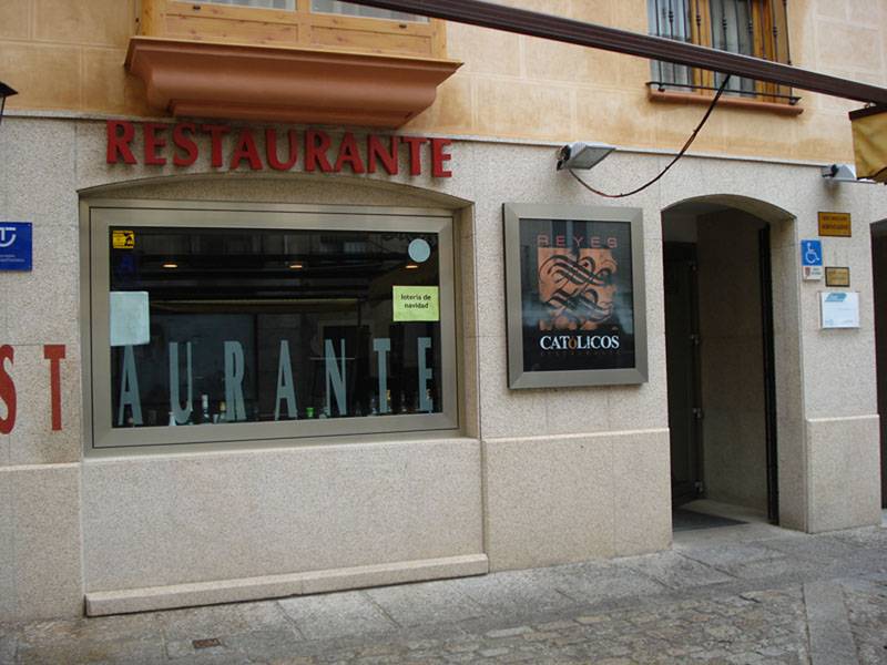 Restaurante Reyes Católicos - Fachada y acceso al establecimiento