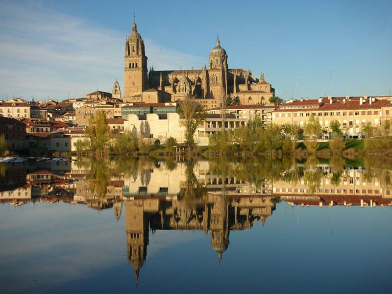 Catedral Nueva de Salamanca - Vista panorámica de la Catedral sobre el río Tormes