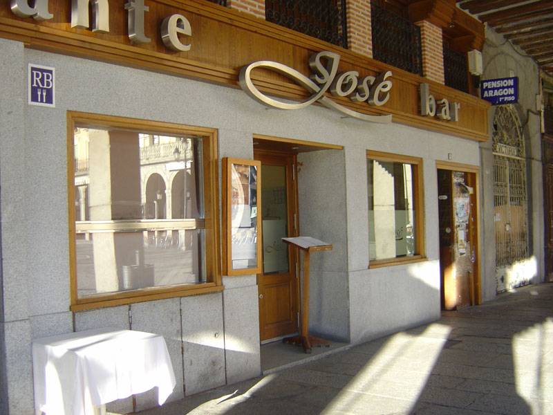 Restaurante Casa José - Fachada y acceso al establecimiento