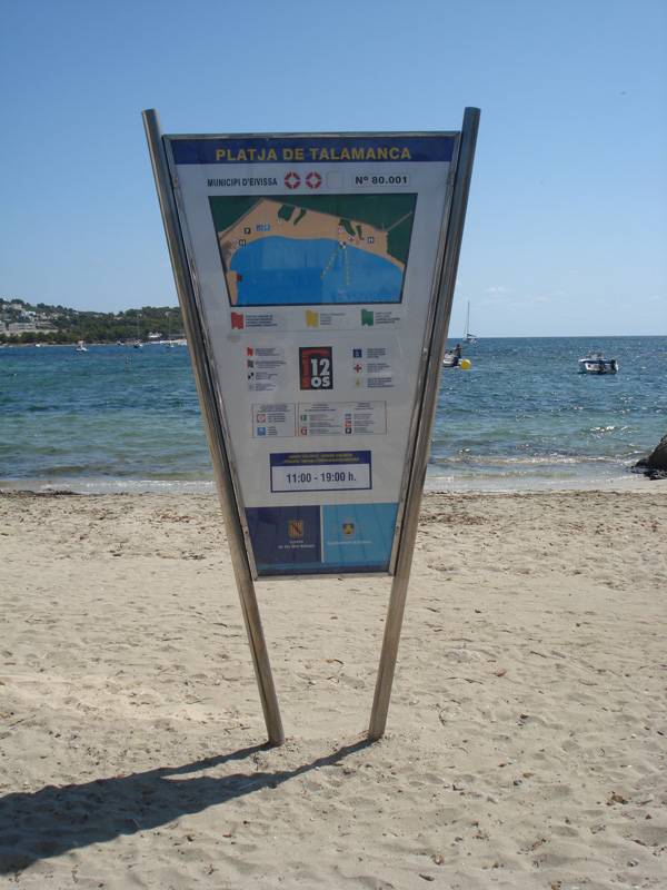 Cartel con información en la playa