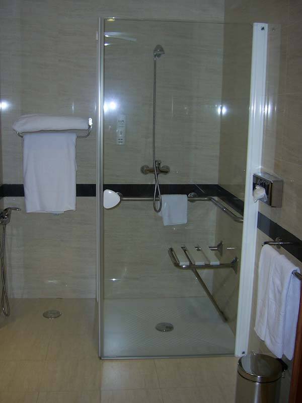 Ducha del cuarto de ba&ntilde;o de la habitaci&oacute;n adaptada