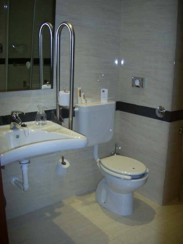 Cuarto de ba&ntilde;o de la habitaci&oacute;n adaptada