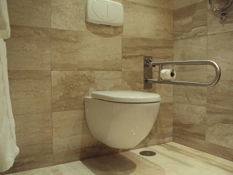 Cuarto de baño de la habitación adaptada