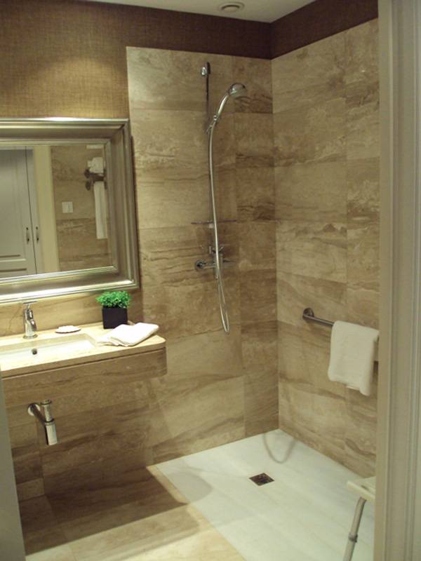 Ducha del cuarto de baño de la habitación adaptada, con asiento homologado