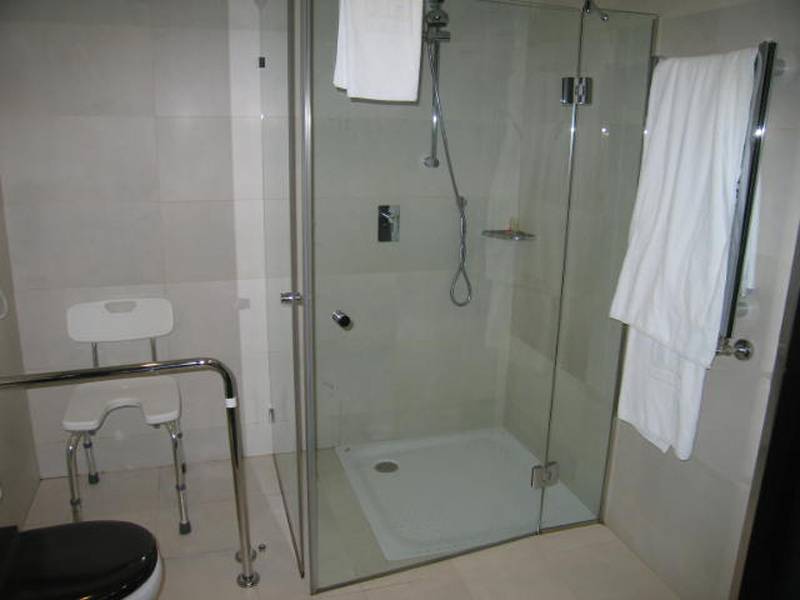 Ducha del cuarto de ba&ntilde;o con silla homologada