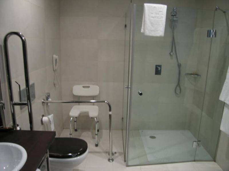 Inodoro con barras de apoyo