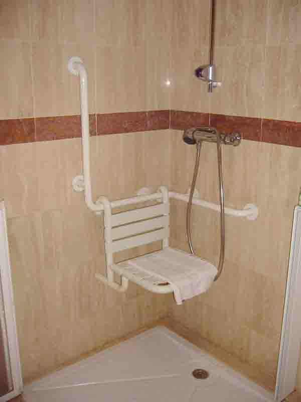 Ducha del cuarto de ba&ntilde;o de la habitaci&oacute;n adaptada con asiento fijo y abatible