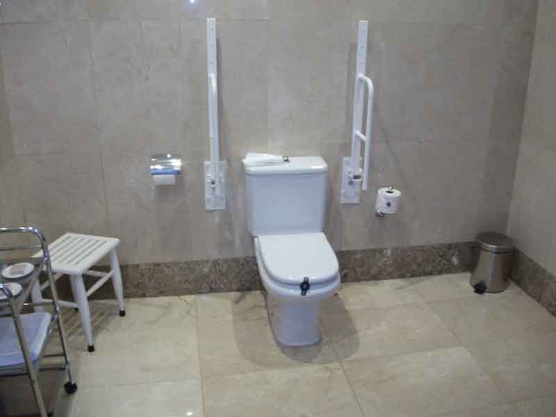 Cuarto de ba&ntilde;o de la habitaci&oacute;n adaptada