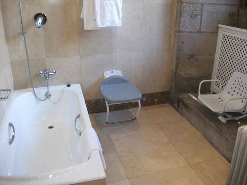 Ba&ntilde;era del cuarto de ba&ntilde;o de la habitaci&oacute;n adaptada