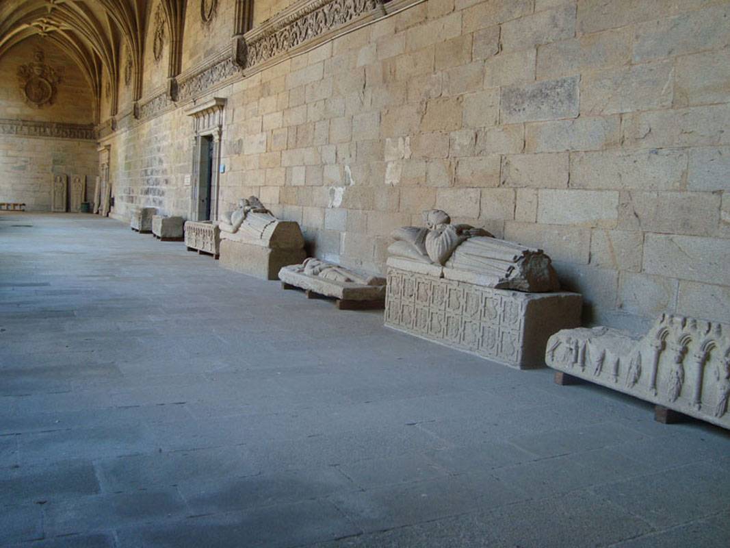 Sarc&oacute;fagos en el claustro