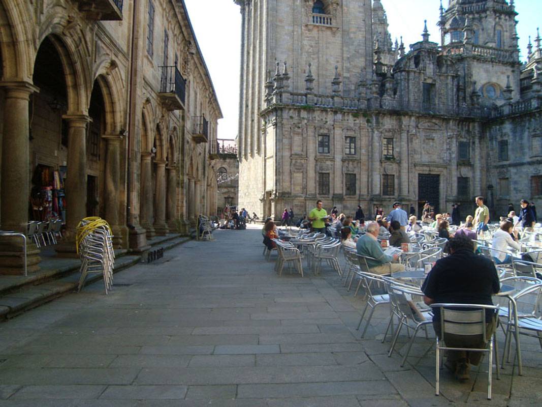 Plazas aleda&ntilde;as con terrazas y bares