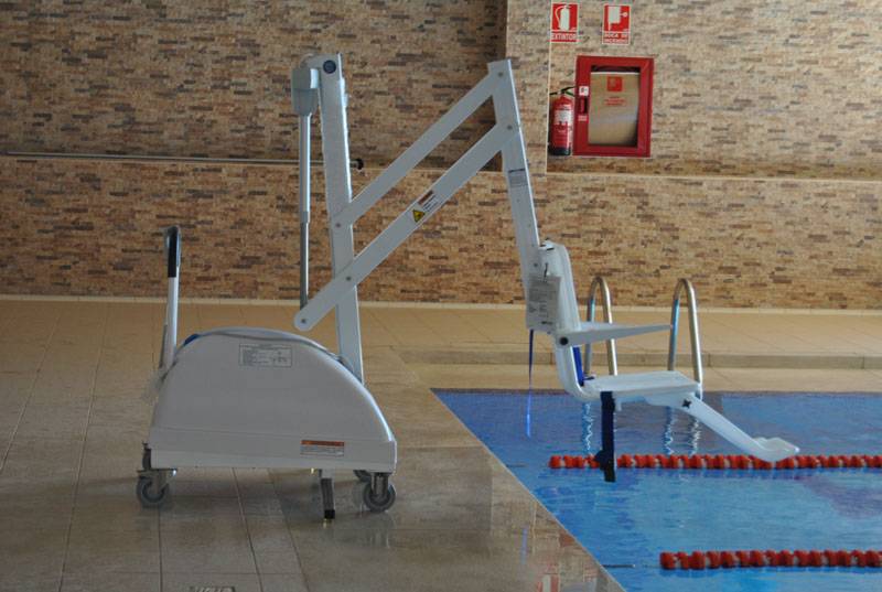 Piscina con grúa móvil
