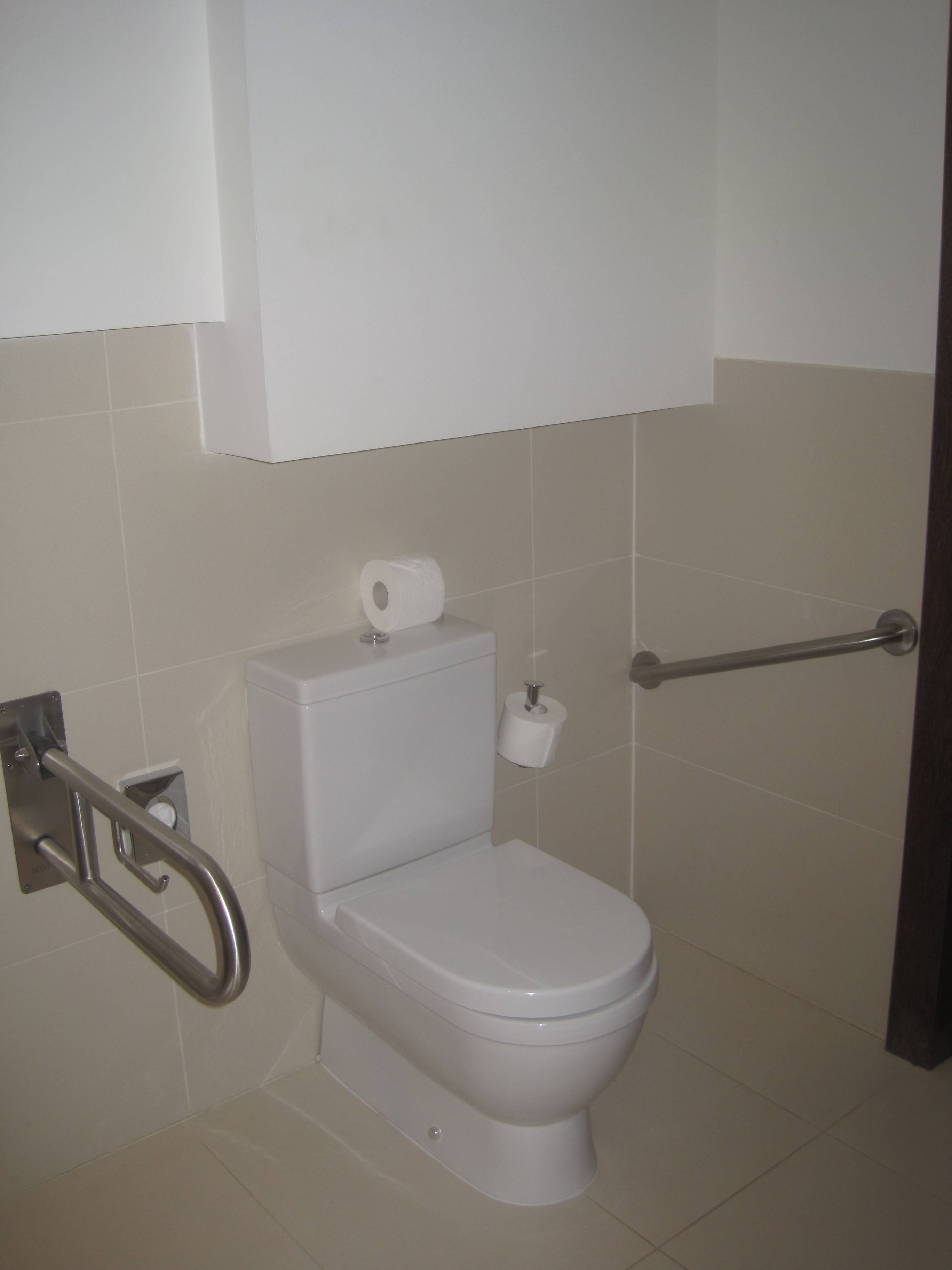 Inodoro del cuarto de ba&ntilde;o de la habitaci&oacute;n adaptada