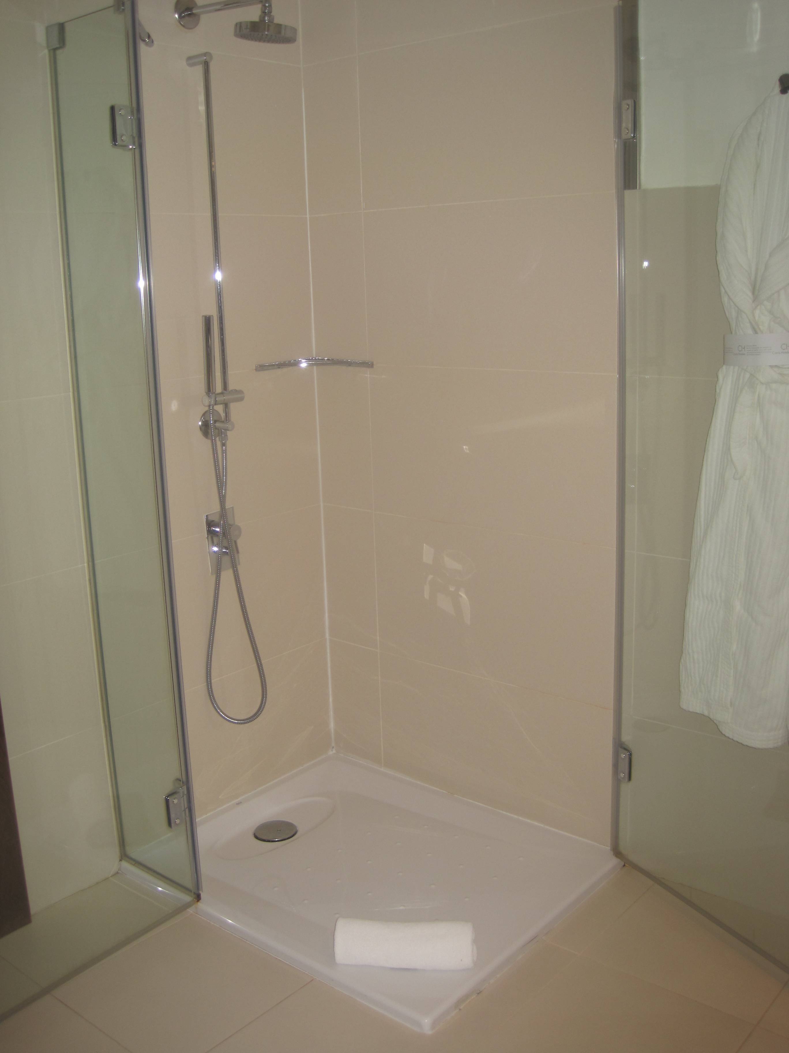 Ducha del cuarto de ba&ntilde;o de la habitaci&oacute;n