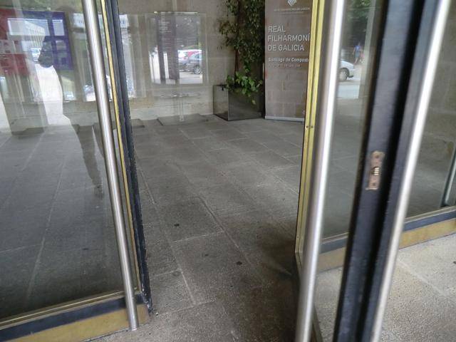 Puerta de acceso al interior del restaurante