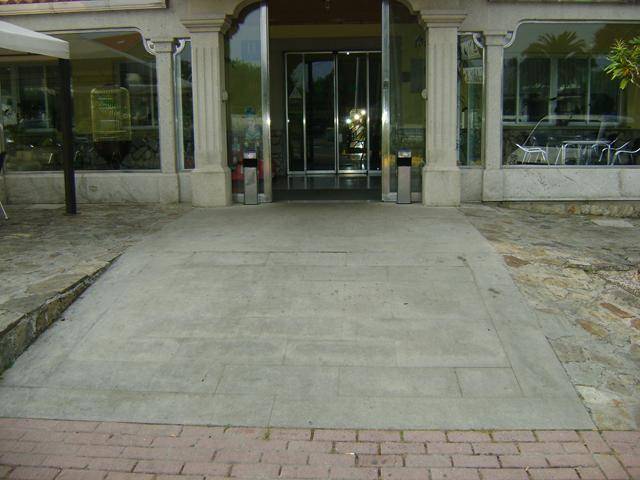 Rampa y puerta de acceso al interior del restaurante