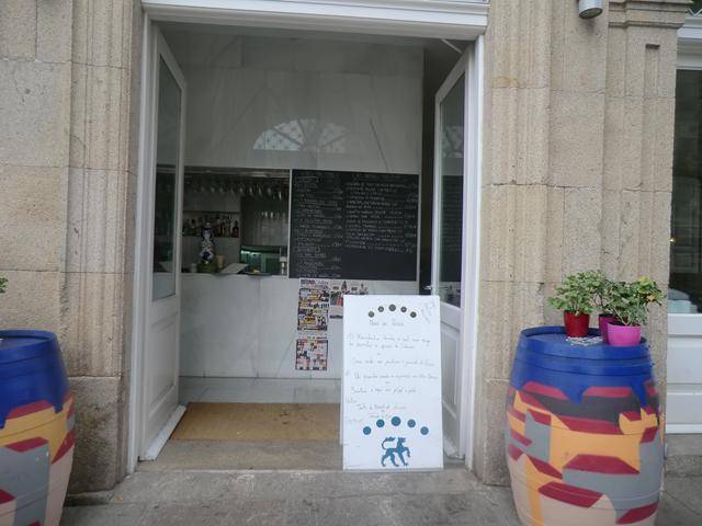 Acceso a la puerta de entrada al restaurante