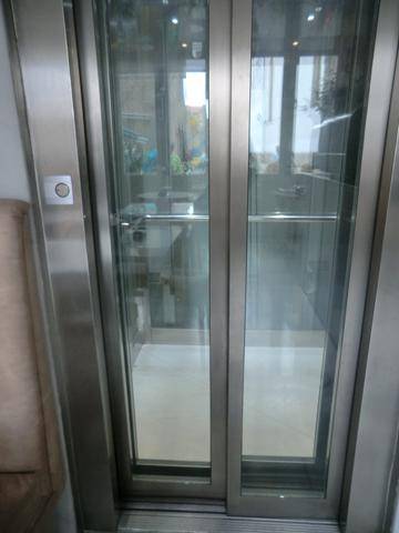 Cabina del ascensor para subir al restaurante
