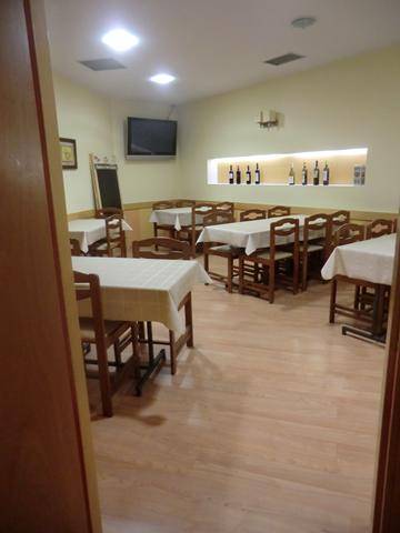 Zona de mesas, sal&oacute;n comedor