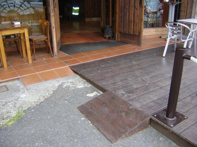 Acceso a la puerta de entrada al restaurante