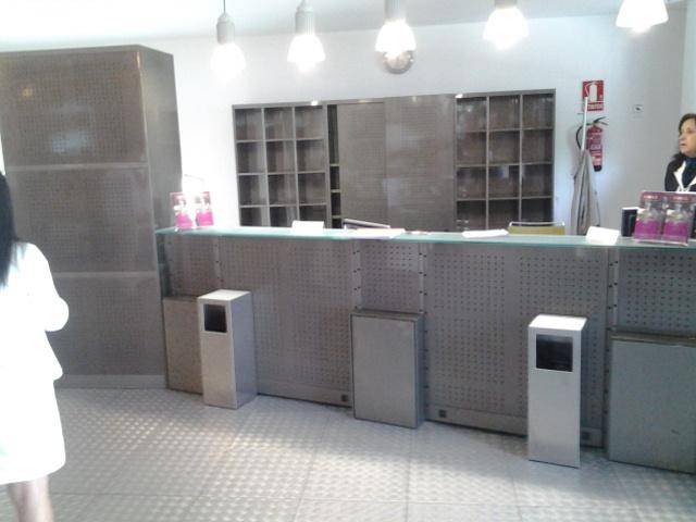 Mostrador de recepción y taquilla.