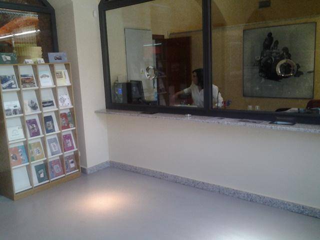 Mostrador de recepción y taquilla.