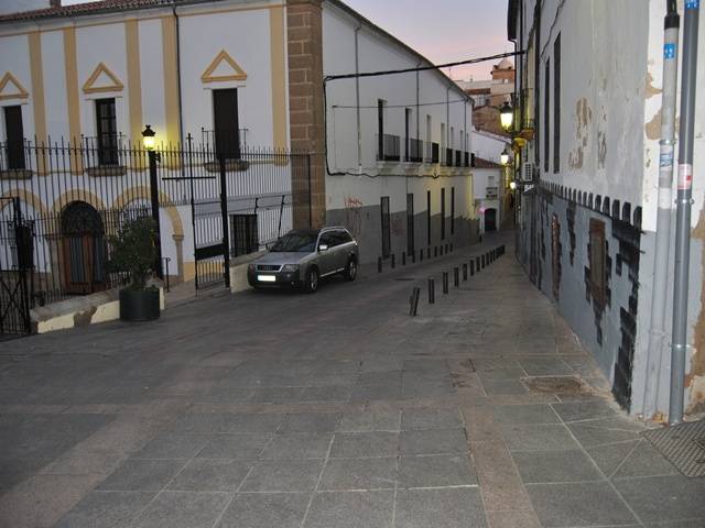 Calle con bolardos en Juder&iacute;a Nueva