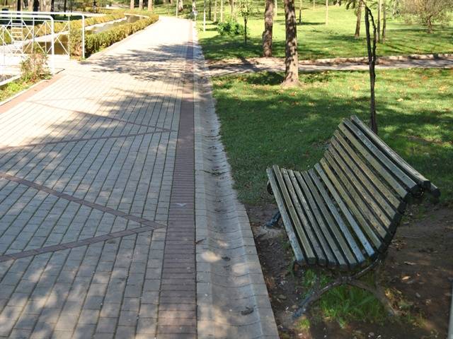 Banco de descanso dentro del parque