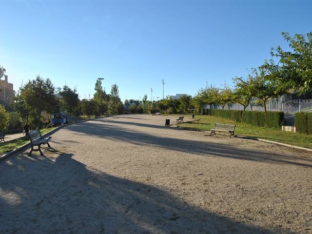 Zona con bancos de descanso 