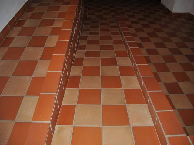 Rampas interiores de acceso al vest&iacute;bulo