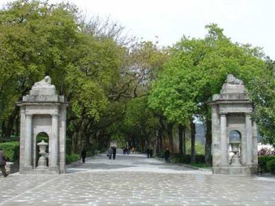 Entrada lateral de acceso al parque