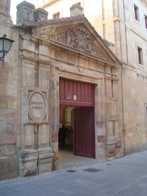 Claustro y Patio de La Universidad Pontificia - Fachada de la Universidad Pontificia