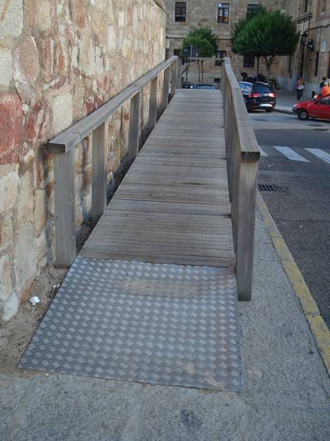 Rampa exterior para acceder al edificio