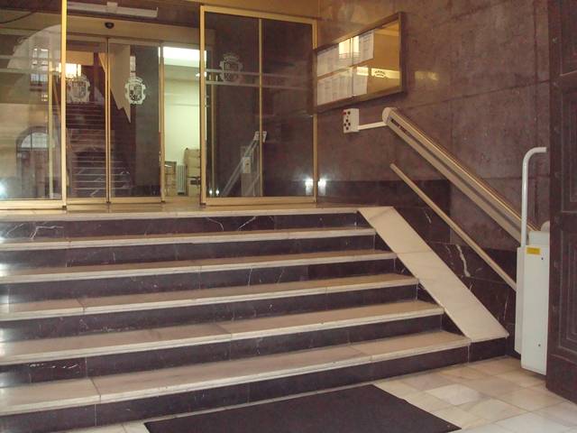 Acceso al interior con plataforma elevadora