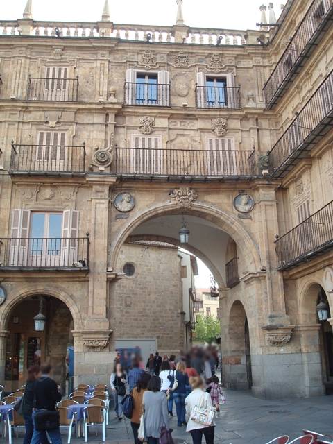 Arco de entrada y salida a la plaza