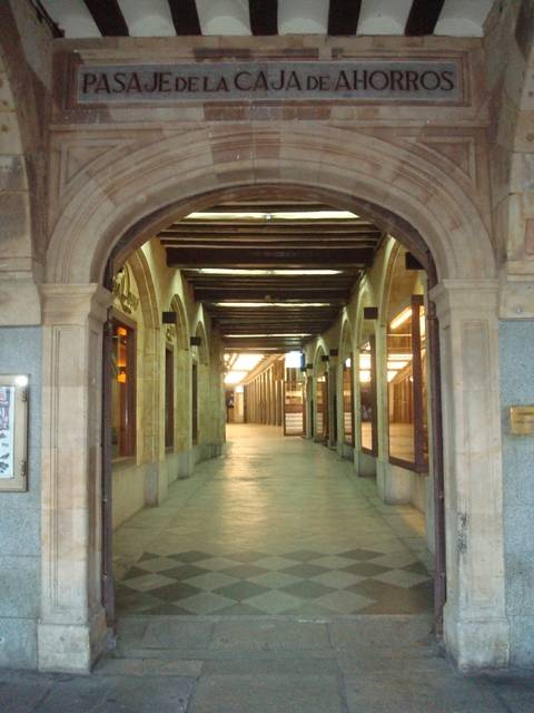 Pasaje accesible de acceso a la plaza