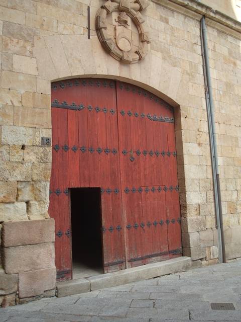 Acceso por calle Cardenal Pla con rampa móvil