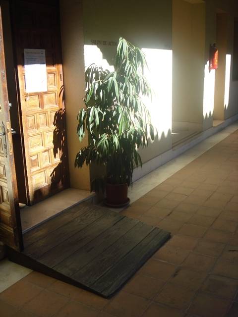 Rampa móvil de acceso al interior